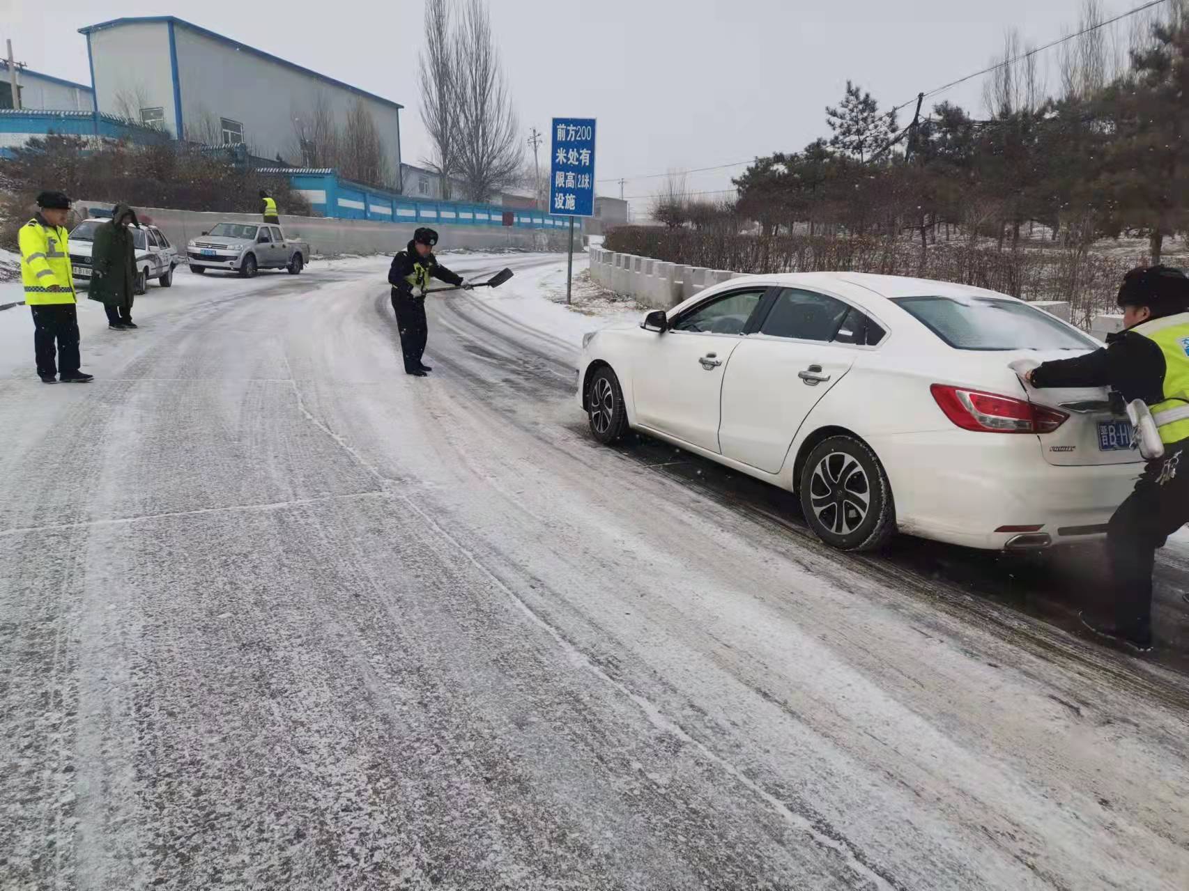 大同交警雪天执勤，全力护航春运平安路