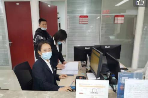 太原尖草坪政务大厅工作人员刁难、殴打办事群众