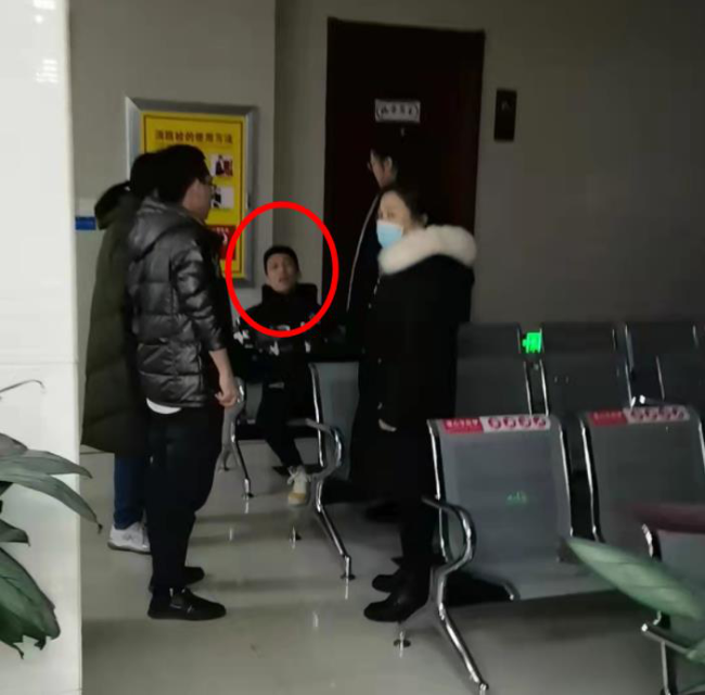 太原尖草坪政务大厅工作人员刁难、殴打办事群众