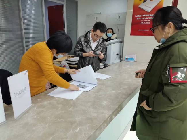 太原尖草坪政务大厅工作人员刁难、殴打办事群众