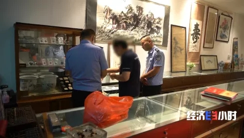 白天捡垃圾，晚上盗墓！56座古墓被破坏(图6)