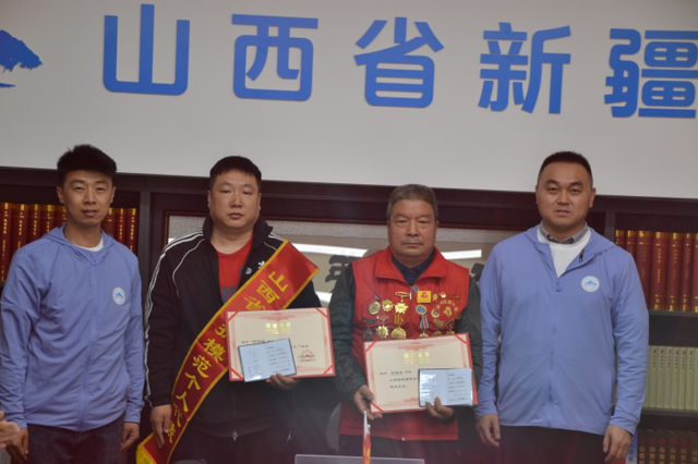 山西省新疆商会雷锋团挂牌暨会员单位授牌仪式隆重举行(图2) 山西省新疆商会雷锋团挂牌暨会员单位授牌仪式隆重举行(图2)