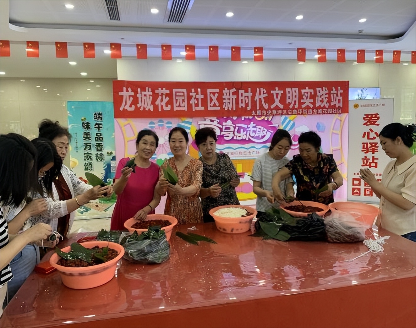 龙城花园社区举办“巧手承传统，‘粽’享邻里情”端午节活动