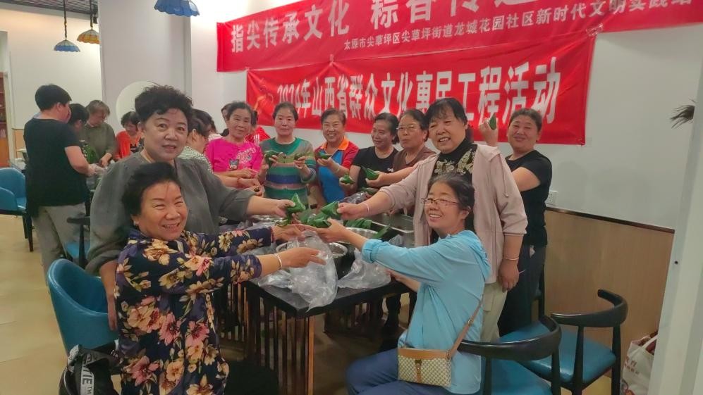 指尖传承文化 粽香传递关爱