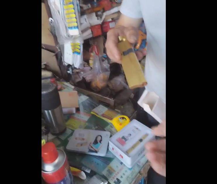 尖草坪小商品市场:强迫高价购买“三无”产品 抢夺手机 谩骂、威胁殴打顾客 太原国资委拒绝回应(图4) 尖草坪小商品市场:强迫高价购买“三无”产品 抢夺手机 谩骂、威胁殴打顾客 太原国资委拒绝回应(图4)