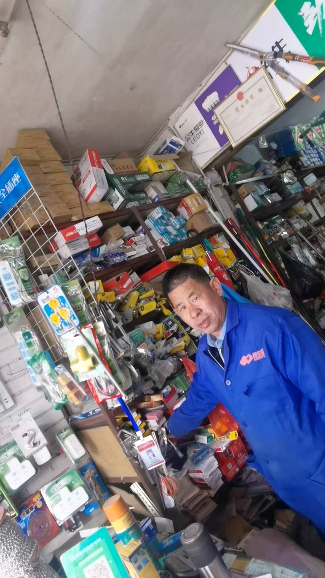 尖草坪小商品市场:强迫高价购买“三无”产品 抢夺手机 谩骂、威胁殴打顾客 太原国资委拒绝回应(图6) 尖草坪小商品市场:强迫高价购买“三无”产品 抢夺手机 谩骂、威胁殴打顾客 太原国资委拒绝回应(图6)