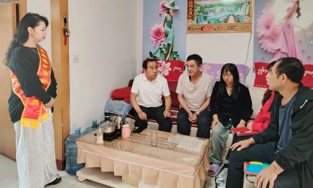 焦家寨矿：温情家访 守护平安 (图1)