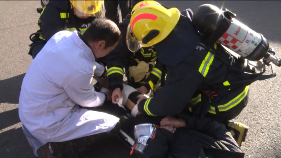 轩煤公司在焦家寨矿开展“ 119 ”综合应急救援演练(图1) image.png