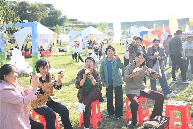 千人围炉烤土豆 一城烟火暖金秋——岚县“薯光溢彩·秋实飘香”千人烤土豆盛宴激活农文旅融合新动能(图2)