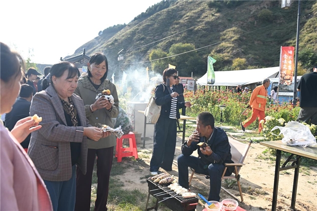 千人围炉烤土豆 一城烟火暖金秋——岚县“薯光溢彩·秋实飘香”千人烤土豆盛宴激活农文旅融合新动能(图15)