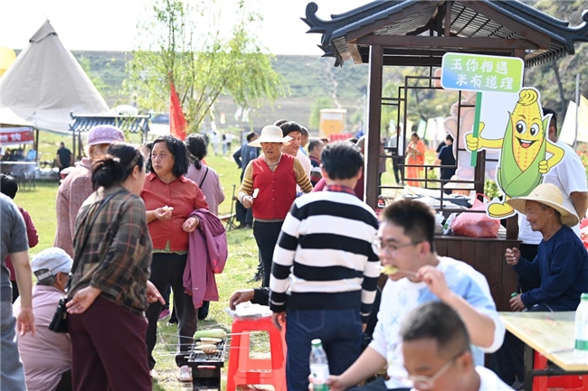 千人围炉烤土豆 一城烟火暖金秋——岚县“薯光溢彩·秋实飘香”千人烤土豆盛宴激活农文旅融合新动能(图16)